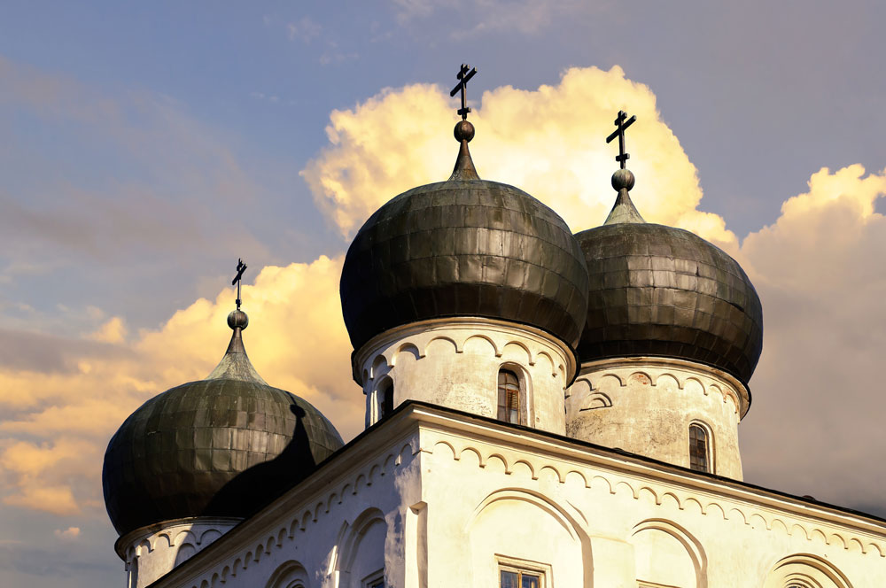 Veliki Novgorod boasts some more gems of cross-domed architecture. The Katholikon of the Antoniev Monastery, built around 1122, is one of the oldest and most precious examples.