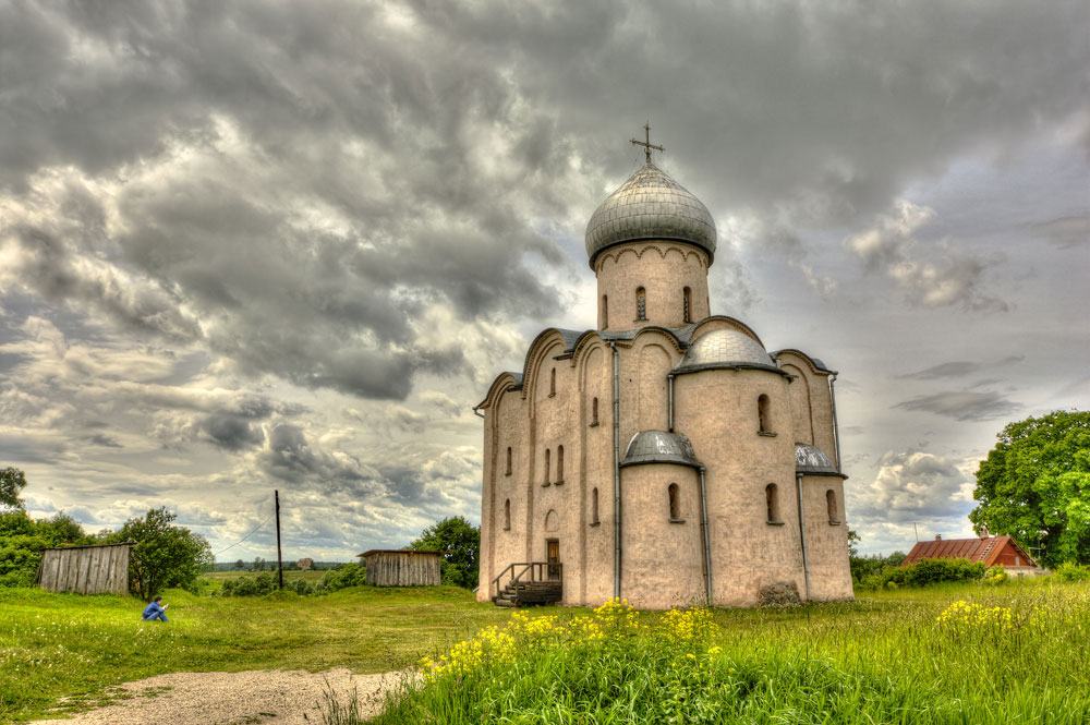 A Igreja de Nereditsa, a apenas 1,5 km de Novgorod, está no grupo das azaradas: suas pinturas foram destruídas durante os intensos combates na Segunda Guerra Mundial.