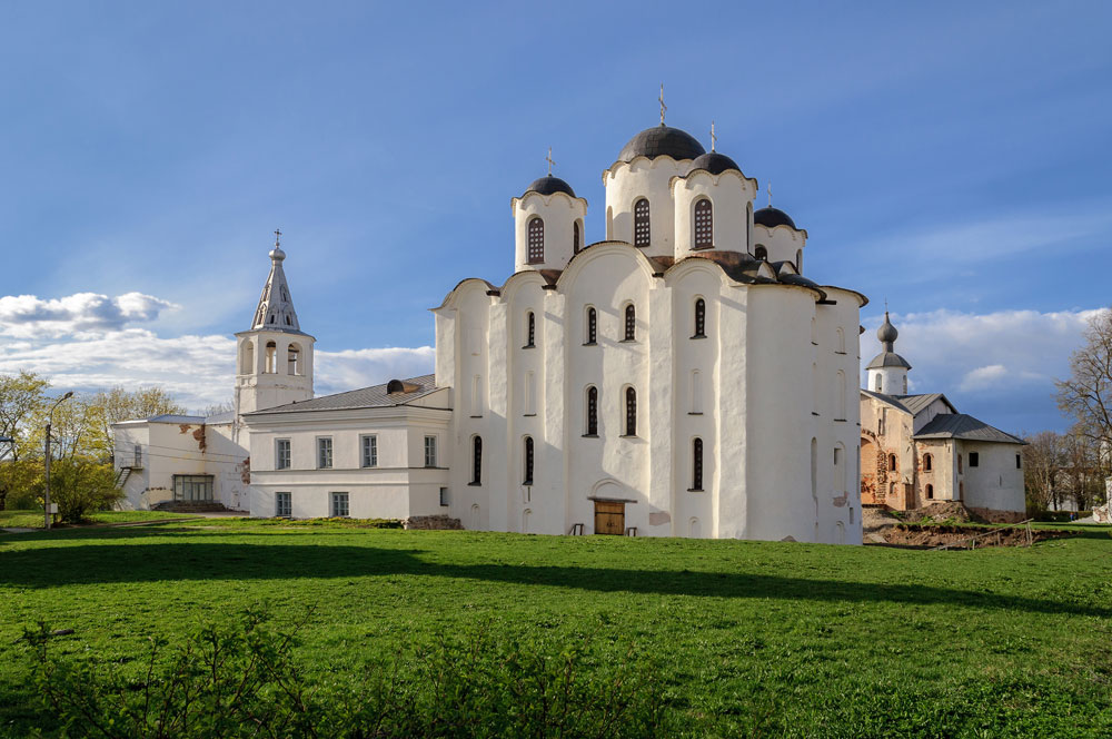 Ако успеете да стигнете до Новгород, една от основните ви дестинации ще бъде катедралата „Св. Николай“ – едно истинско средновековно преживяване.