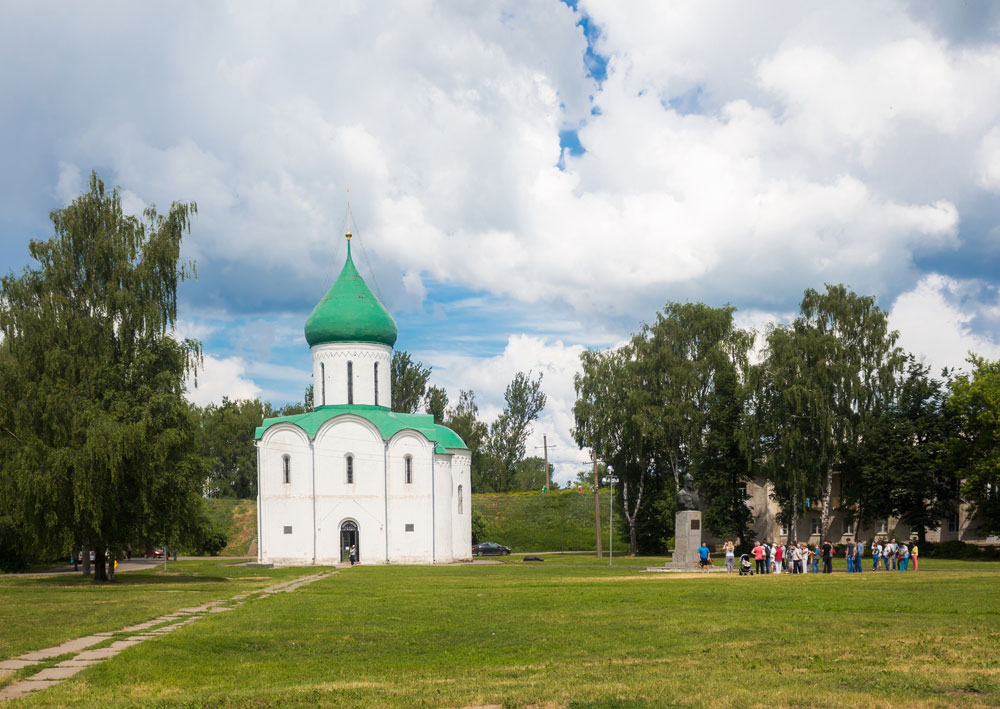 Църквата „Преображение Господне“ в Переславъл Залески е още една автентична бяла църква близо до Москва. Много стара, недооценена и очарователна.