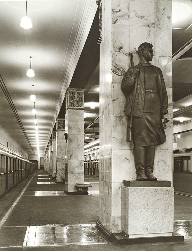　現在時点で、この首都の地下鉄システムには196の駅があり (そのうち44駅は文化財と指定されている)、ネットワークは今でも拡大し続けている。/ N. コーリ、S. アンドリエフスキー。支援提供: L. シュハレワ。地下鉄「イズマイロフスカヤ」駅 (現「パルチザンスカヤ」駅)。1940年代後半。