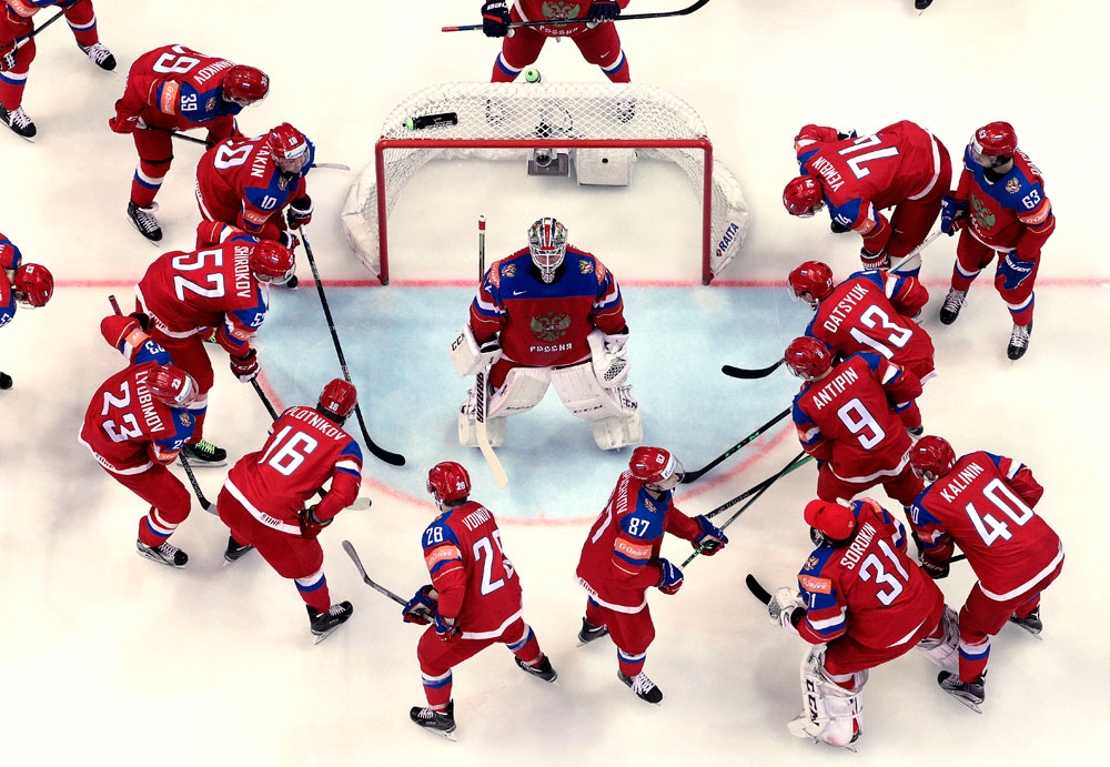 Репрезентативците на Русија во хокеј се собираат околу голманот Сергеј Бобровски пред почетокот на натпреварот од Групата А меѓу Русија и Данска на Светското првенство во хокеј што се одржува во Москва, Русија.