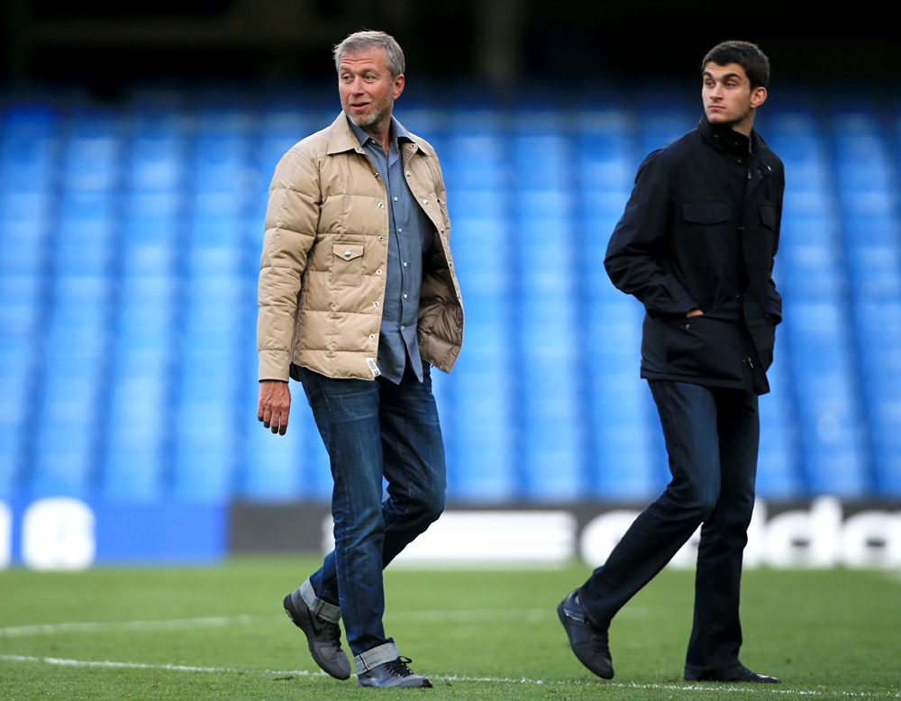 Lastnik nogometnega kluba Chelsea Roman Abramovič s sinom Arkadijem po tekmi Premier League na nogometnem stadionu Stamford Bridge v Londonu.