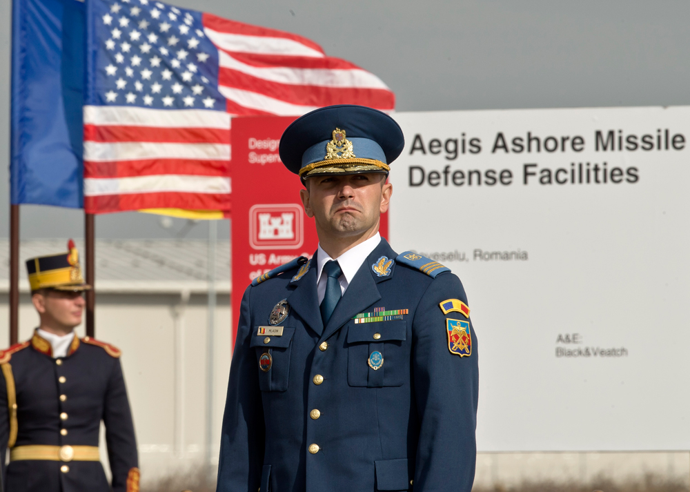 Un ufficiale rumeno durante la cerimonia di inaugurazione della base antimissile Aegis a Deveselu, in Romania. 