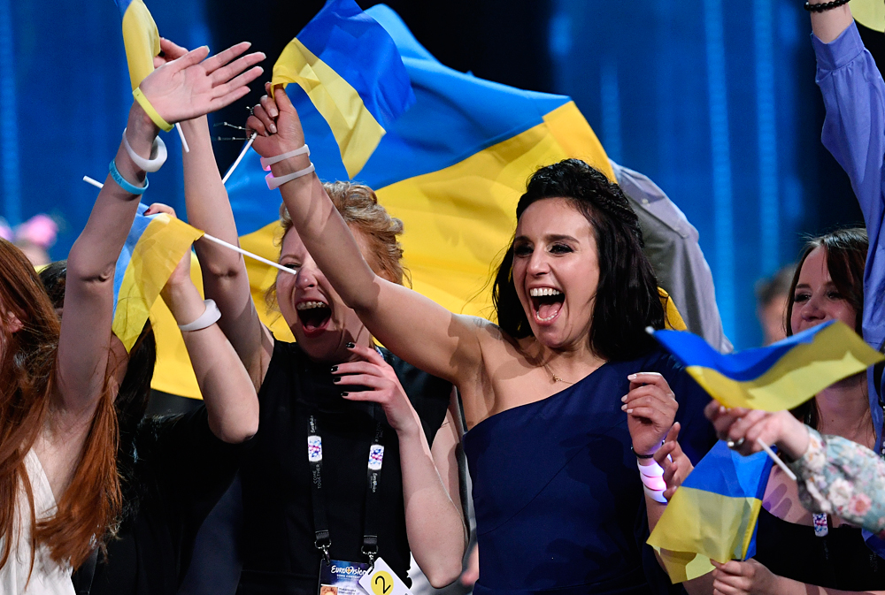 La cantante ucraina Jamala festeggia la vittoria all'Eurovision Song Contest.