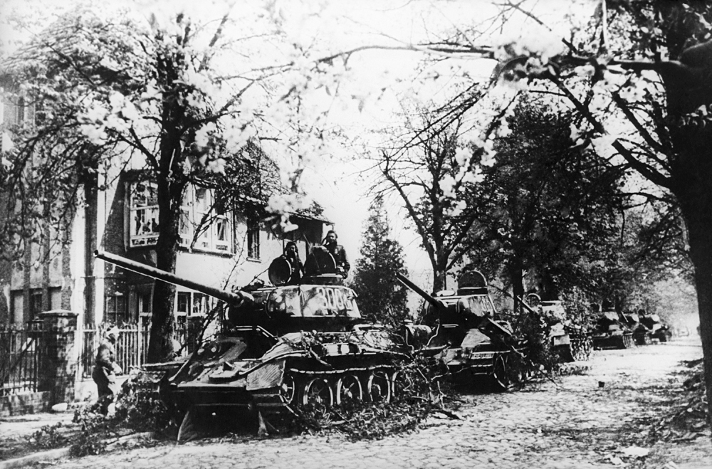 Tanques soviéticos fotografados nos arredores de Berlim