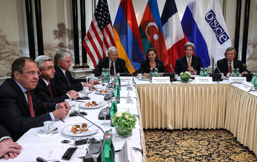 De gauche à droite : Sergueï Lavrov, ministre russe des Affaires étrangères, Serge Sarkissian, président de l'Arménie, Edward Nalbandian, ministre des Affaires étrangères de l'Arménie, l'ambassadeur Andrzej Kasprzyk, représentant personnel du Président en exercice de l'OSCE, Victoria Nuland, secrétaire d'État assistant pour l'Europe et l'Eurasie et John Kerry, secrétaire d'État des États-Unis.