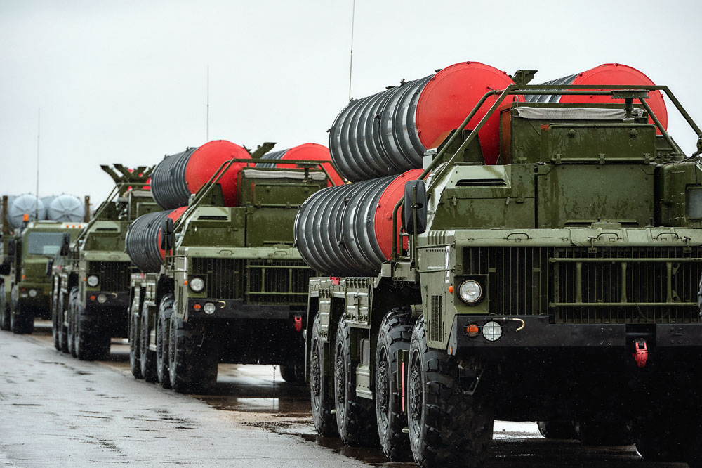 Sistem rudal antipesawat S-400 dari Distrik Militer Barat terlihat saat sedang latihan parade militer untuk menandai 71 tahun kemenangan dalam Perang Patriotik Raya di lapangan udara di Pushkin.