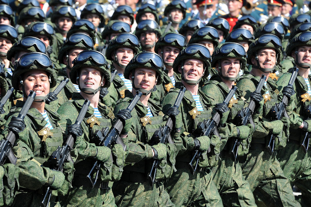 Člani paradne enote na vojaški paradi, ki je obeležila 71. obletnico zmage v Veliki domovinski vojni med leti 1941 – 1945 na moskovskem Rdečem trgu, 2015.