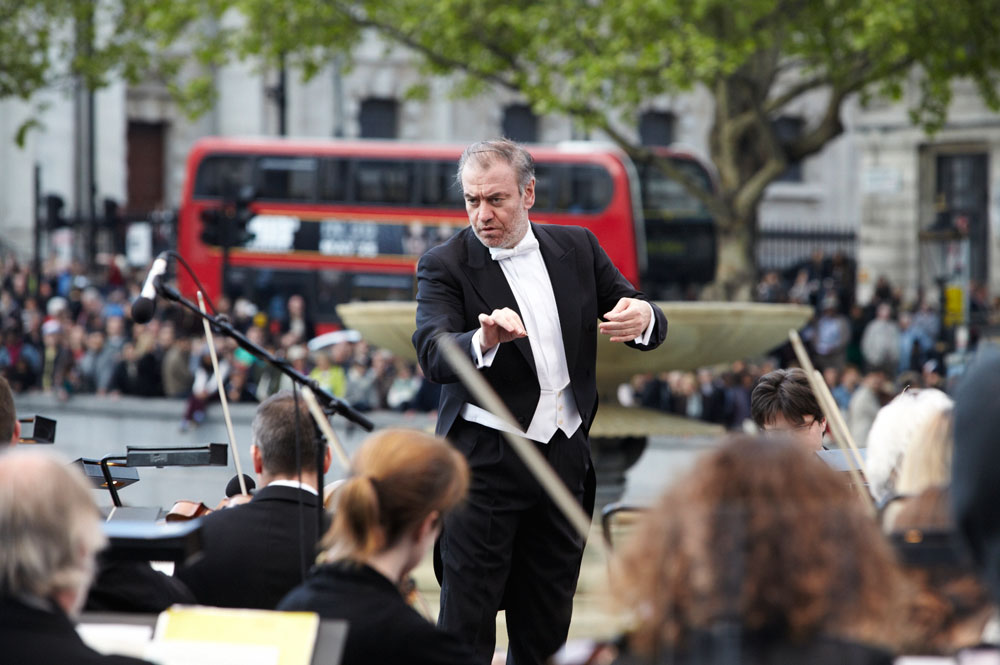 Valerij Gergijev ravna Londonskim simfonijskim orkestrom na premijeri "BMW LSO Open Air Classics" na londonskom Trafalgar Squareu 12. svibnja 2012.