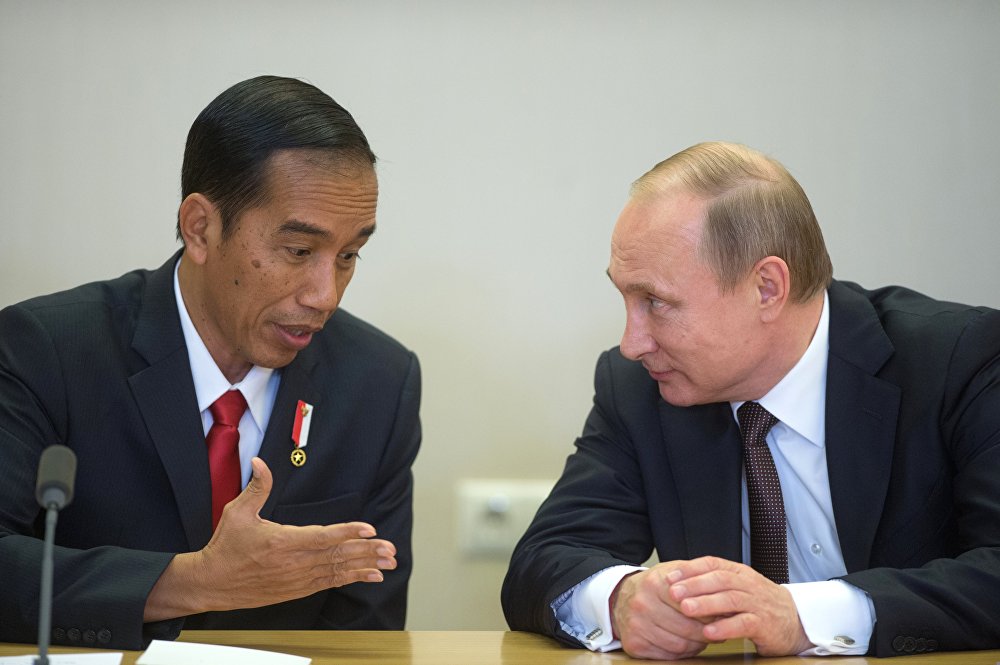 Presiden Indonesia Joko Widodo (kiri) dan Presiden Rusia Vladimir Putin (kanan).