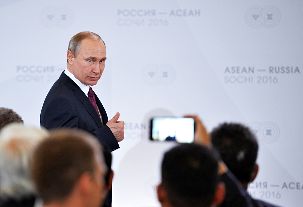 Russian President Vladimir Putin gestures as he arrives for a meeting with businessmen on the sidelines of the Russia-ASEAN summit in Sochi, Russia, May 20, 2016. 