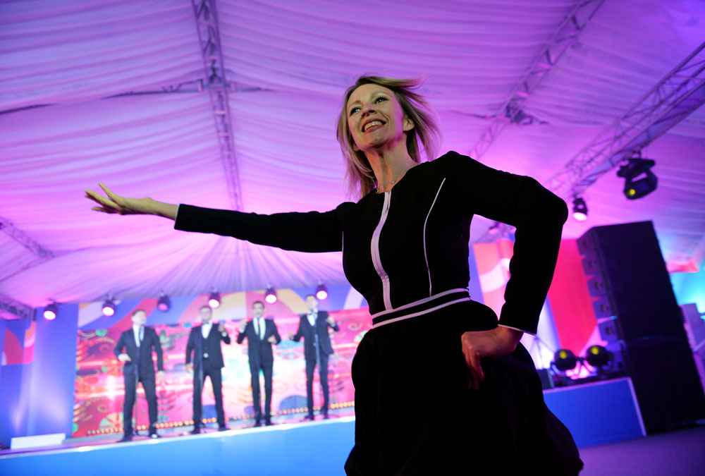 Juru bicara Kementerian Luar Negeri Rusia Maria Zakharova menepati janjinya kepada para wartawan yang meliput di KTT Rusia-ASEAN, Sochi, dengan menampilkan tarian tradisional Rusia, Kalinka.