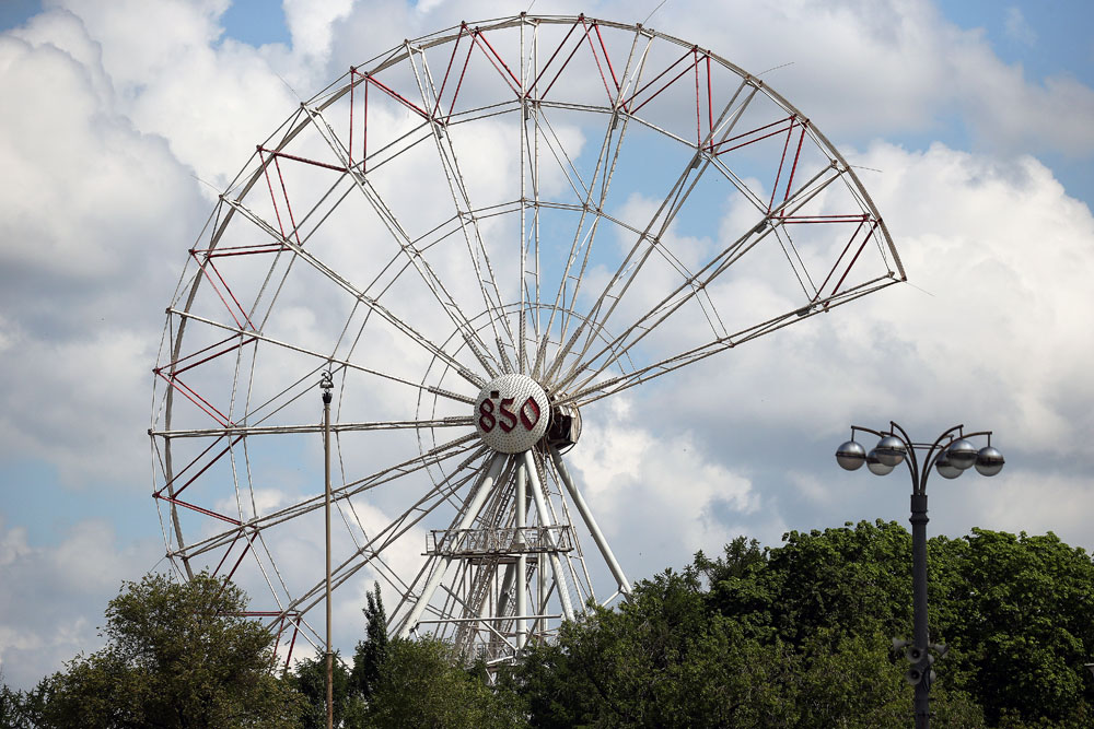 Dismantling of the attraction "Ferris wheel" at VDNH in Moscow
