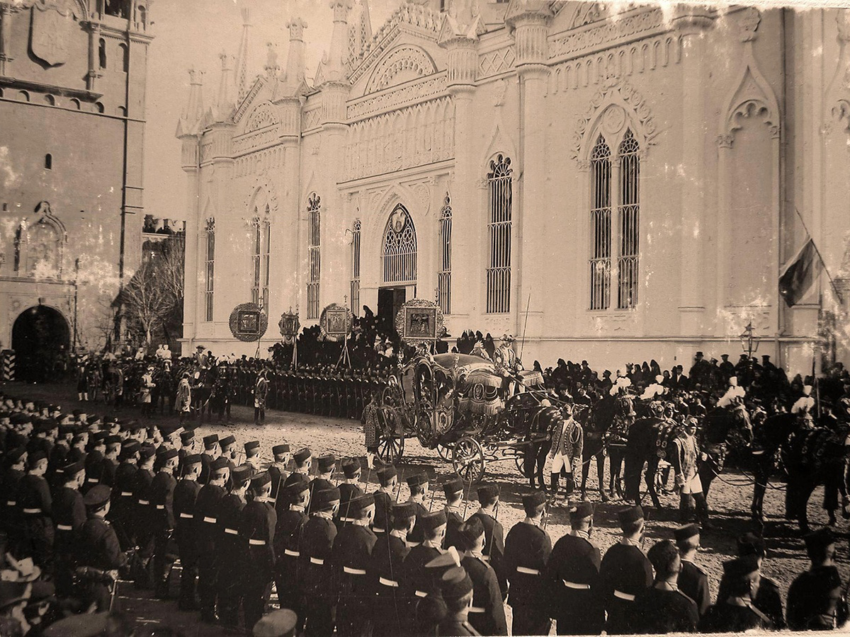 Nikolaj II. je ukazal, da morajo 30. maja prirediti veliko slavje. Postavili so paviljone in montažne odre in najavili, da bodo ljudem delili pijačo in hrano (kruh, klobase in slaščice.). / Sprevod kočij udeležencev na kronanju.