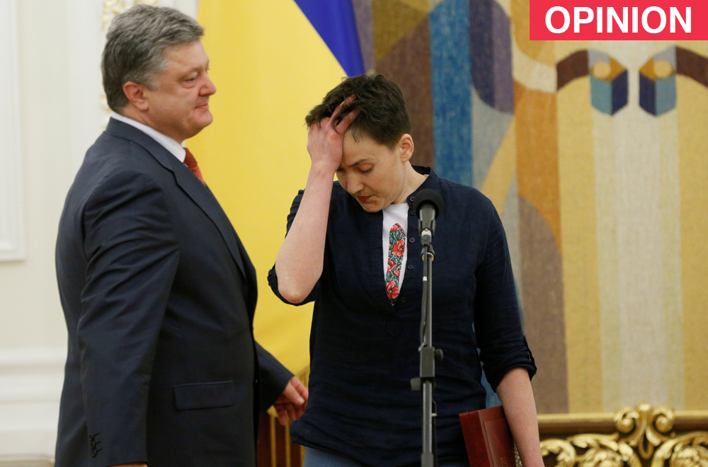 La pilota Nadezhda Savchenko, che ha ricevuto la stella d’oro di eroe dell’Ucraina, insieme al Presidente ucraino Petro Poroshenko.