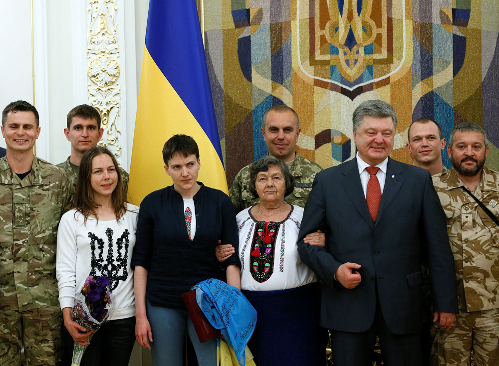 Der ukrainische Präsident Petro Poroschenko mit Nadija Sawtschenko, ihrer Mutter, Schwester und Dienstkollegen nach der Rückkehr der Pilotin nach Kiew.  
