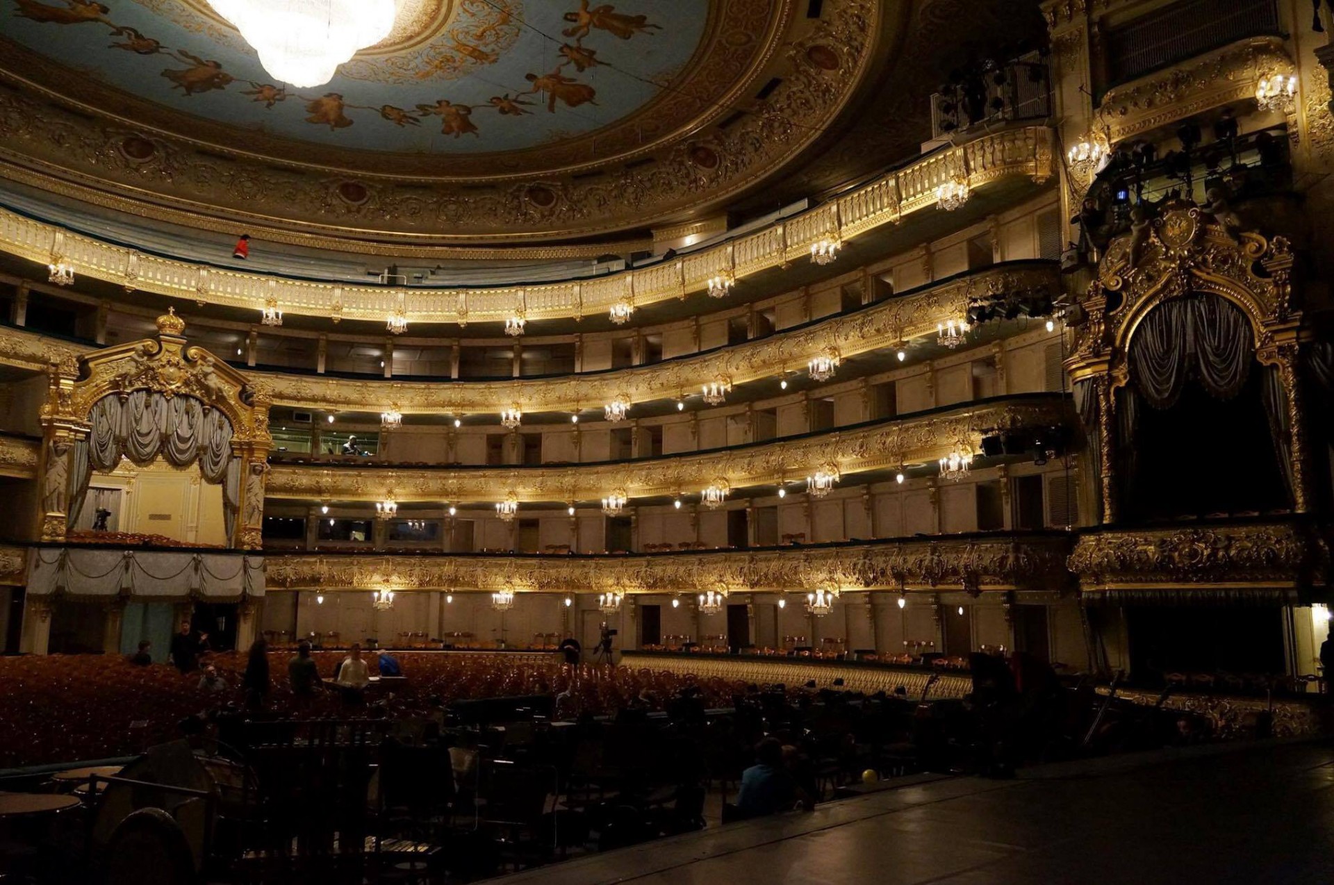 Gostujoči orkester domuje v znamenitem Mariinskem gledališču v Sankt Peterburgu.