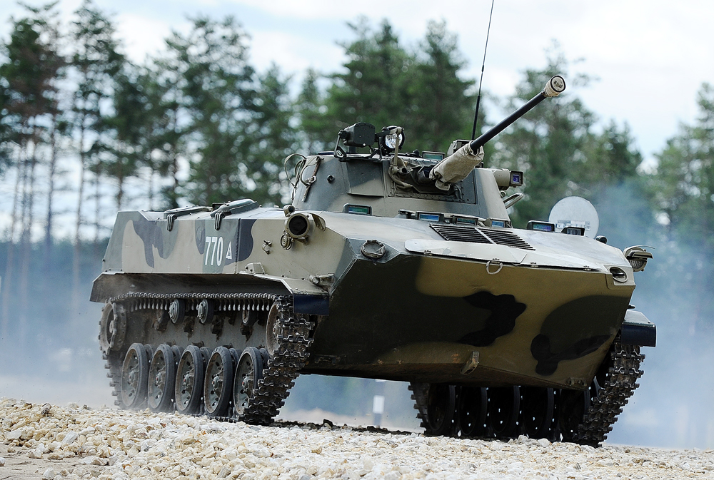 Sebuah kendaraan lapis baja Tentara Rusia BMD 4M selama latihan militer di medan pelatihan Dubrovich.