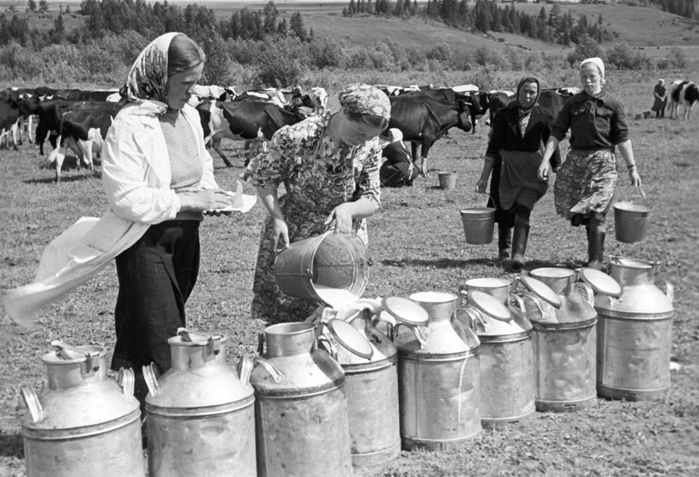 1967. Para perempuan dari perusahaan susu bekerja di pertanian kolektif Oktober Merah di Kirov oblast (Ural utara).