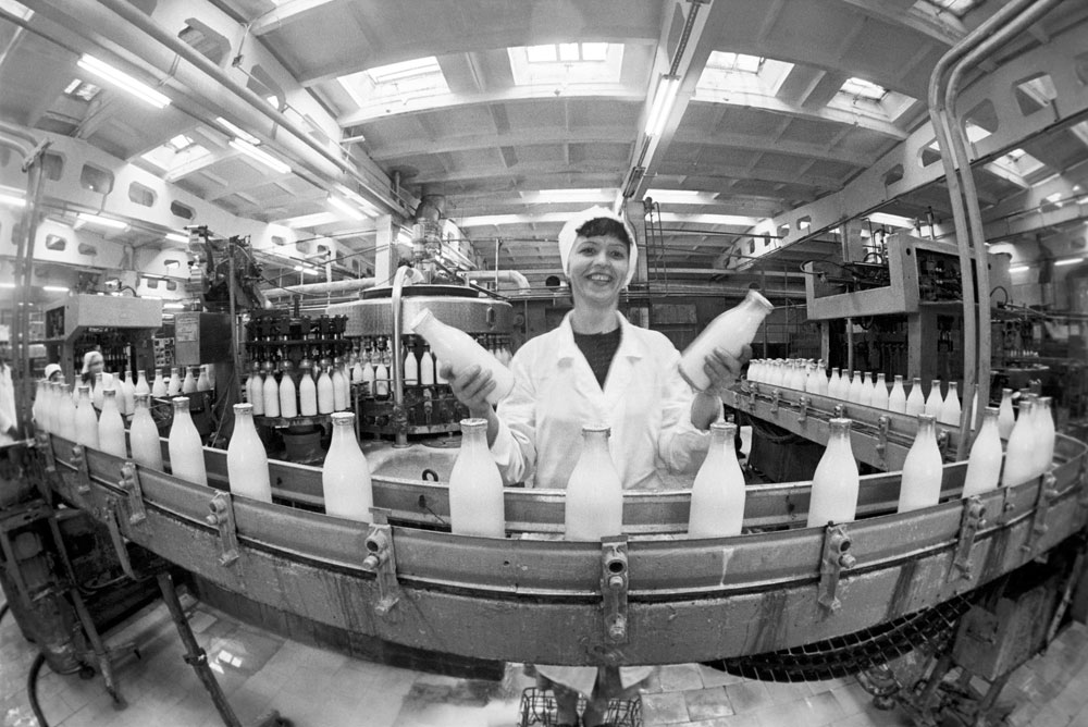 1984. Proses pembotolan susu di pabrik susu di Barnaul (Altai, Siberia selatan).