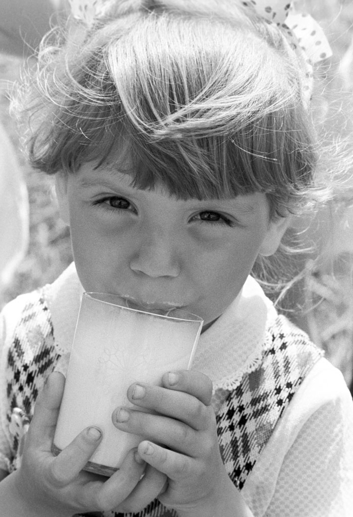 1984. Seorang gadis kecil difoto saat sedang minum susu di TK-nya, yang berada di wilayah peternakan Lenino (sekarang Belarus).