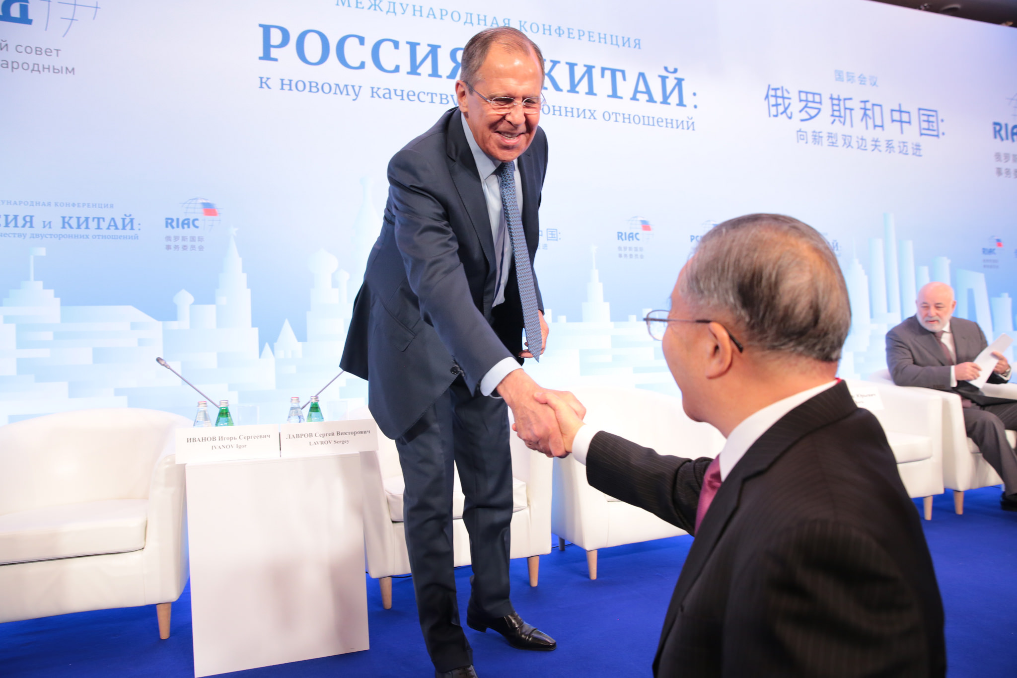 Russian Foreign Minister Sergei Lavrov (L) shakes hands with Chinese diplomat Dai Bingguo (R).