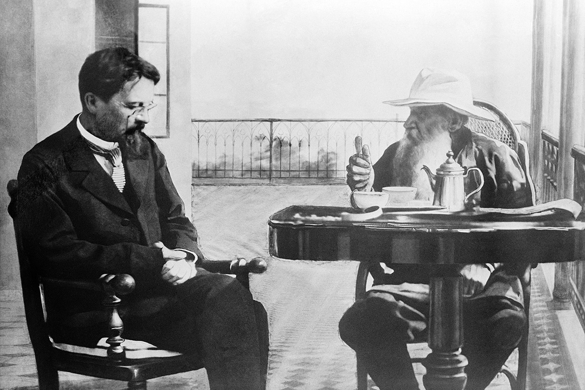 Med svojim bivanjem na Krimu je Tolstoj sprejel številne prijatelje, med njimi so bili znani pisatelji Čehov, Gorki in Korolenko. / Anton Čehov in Lev Tolstoj med pitjem čaja na balkonu v Gaspri na Krimu.