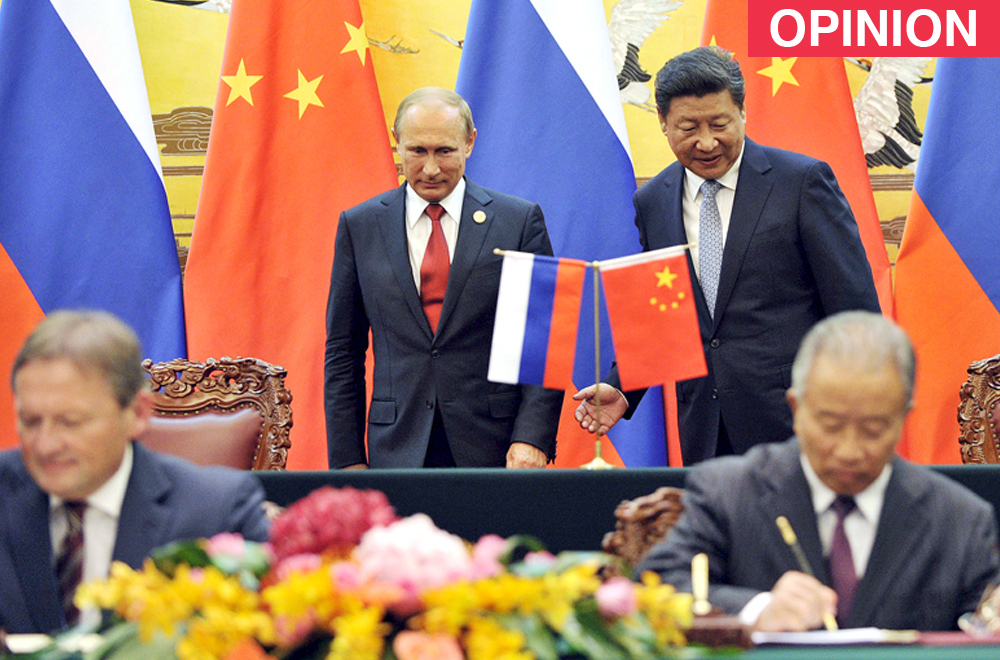 Chinese President Xi Jinping (R, back) attends a signing ceremony with Russian President Vladimir Putin (L, back) at the Great Hall of the People in Beijing, China.