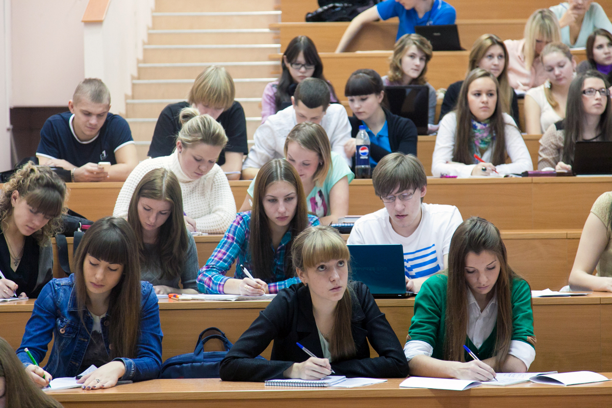 Setiap tahun, pemerintah Federasi Rusia membuka pendaftaran untuk program kuliah berbeasiswa di Rusia. Program beasiswa dibuka untuk jenjang pendidikan S1 (empat tahun), S2 (dua tahun), dan Spesialis (lima tahun).