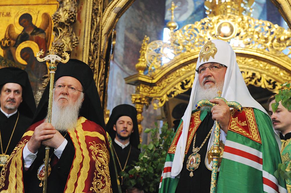 Il patriarca Kirill, a destra, insieme al patriarca ecumenico di Costantinopoli, Bartolomeo I.