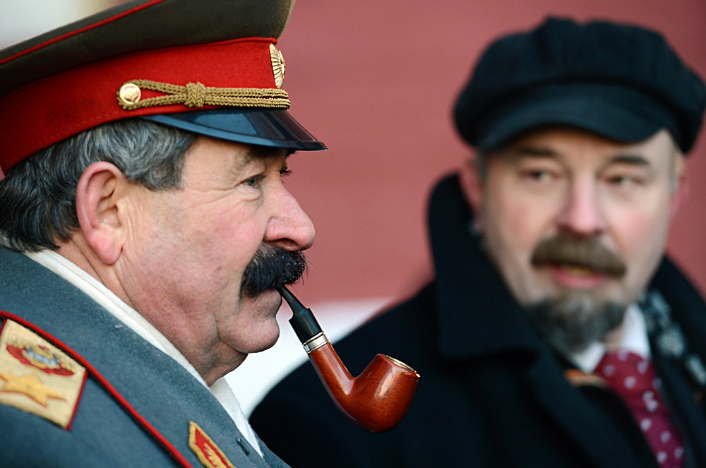 Orang-orang mengantre untuk berfoto dengan sang pemimpin Soviet, dan sang ‘Stalin gadungan’ cukup puas dengan penghasilannya.