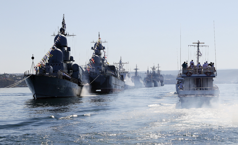 Kapal-kapal perang Rusia selama latihan parade Hari Angkatan Laut di Sevastopol, Krimea.