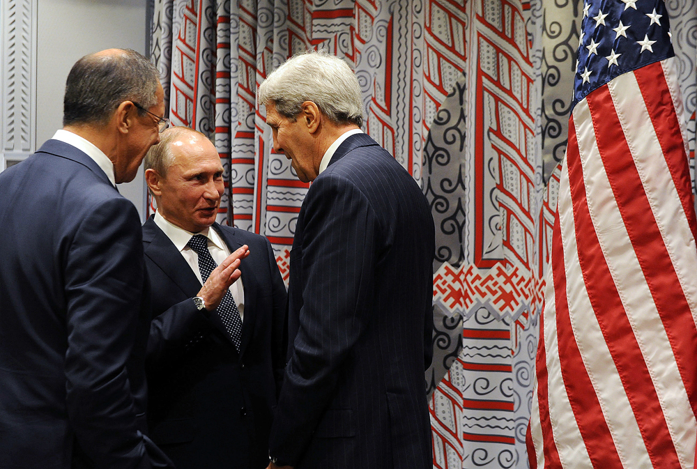 De g. à dr.: Le ministre russe des Affaires étrangères Sergueï Lavrov, le président russe Vladimir Poutine et le secrétaire d'État américain John Kerry.