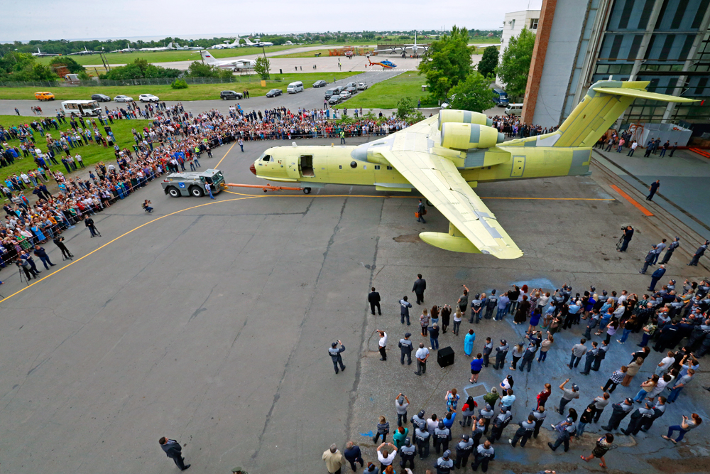 Upacara penyambutan versi modern pesawat amfibi Beriev Be-200ChS yang dimodifikasi untuk Kementerian Penanggulangan Bencana Rusia di Beriev Aircraft Company, Taganrog, Rusia, 30 Mei 2016.