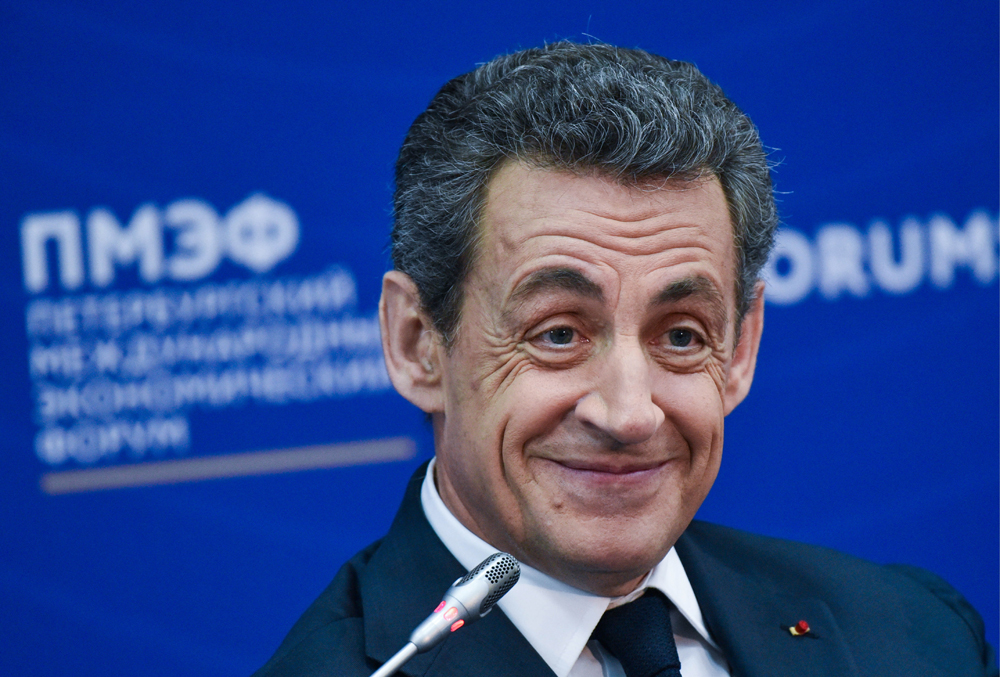L'ex-président français, Nicolas Sarkozy, sourit lors de la discussion "Europe : Quo Vadis ?" dans le cadre du Forum économique international de Saint-Pétersbourg le 16 juin 2016.