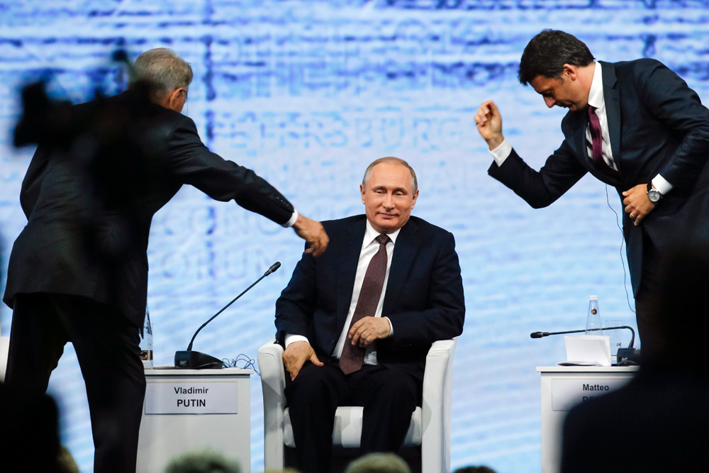 Премиерот на Италија Матео Ренци (десно) и претседателот на Казахстан Нурсултан Назарбаев пружаат рака за да се ракуваат со претседателот на Русија Владимир Путин (центар) на Петербуршкиот меѓународен економски форум што се одржува во Санкт Петербург во Русија во петокот, 17 јуни 2016 годна.