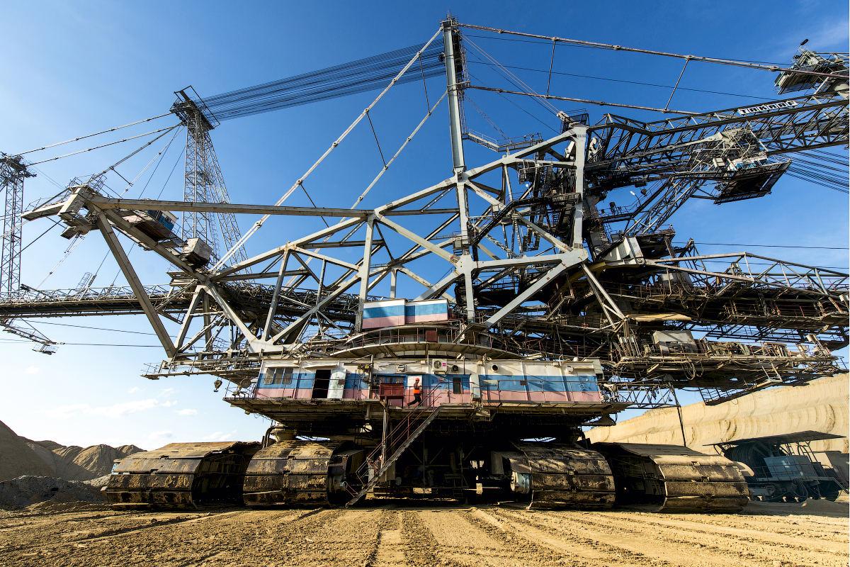Rovokopač TAKRAF SRs(K)-4000, kojim se vrši eksploatacija ugljena u Nazarovskom rudniku, zaista je ogroman stroj – najveći te vrste u Rusiji.