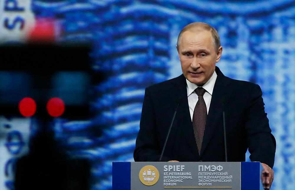 第20回サンクトペテルブルク国際経済フォーラムで演説するプーチン大統領＝