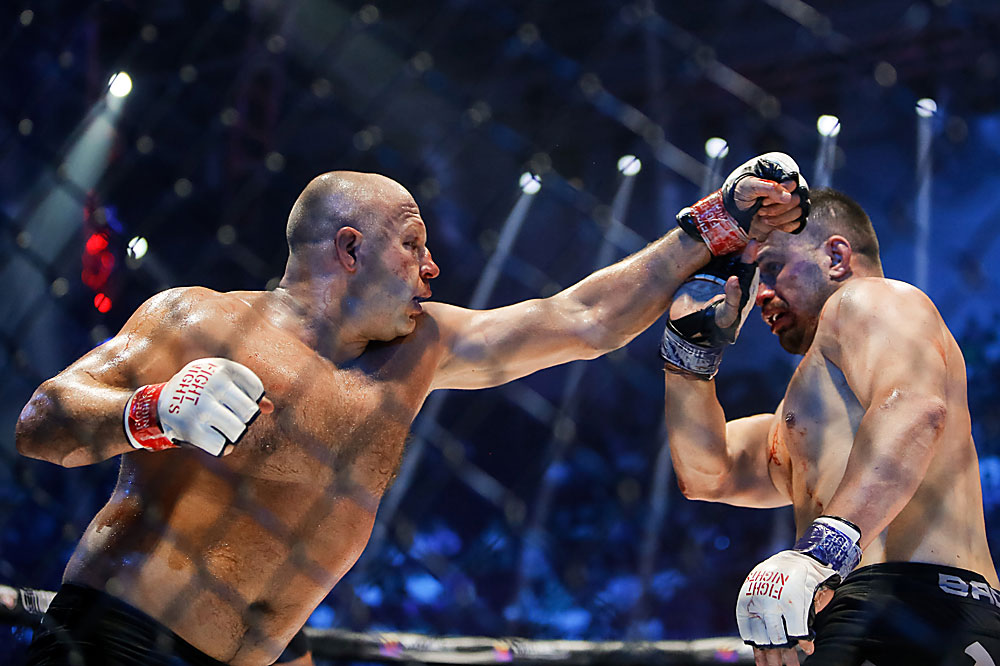 Фјодор Емелјаненко (Русија) и Фабио Малдонадо (Бразил) (десно) во текот на борбата на турнирот во Fight Nights Global 50 што се одржа во „Сибур арената“ во Санкт Петербург. 