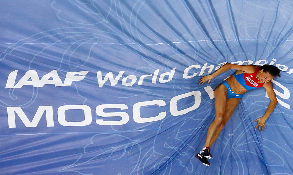 Елена Исинбаева од Русија во финалето на скок со стап за жени во текот на ИААФ Светското првенство во атлетика на стадионот Лужники во Москва,13 август 2013.