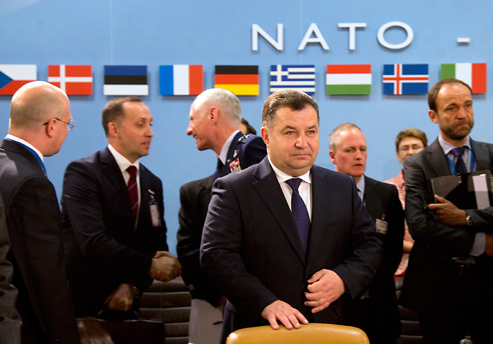 Poltorak (centro) aguardando início da cúpula Otan-Ucrânia, em Bruxelas