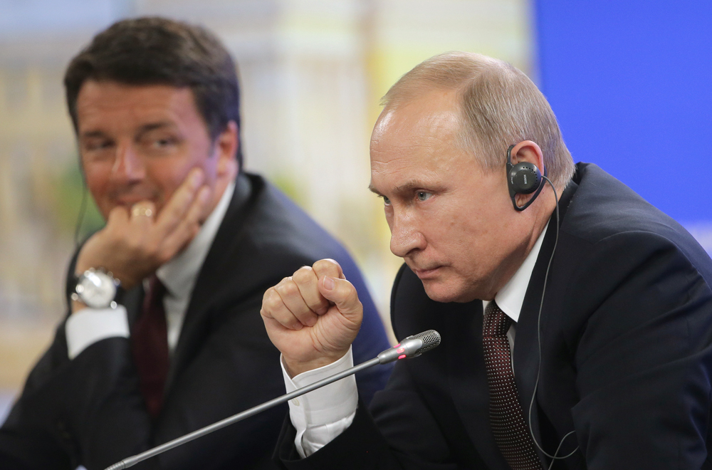 Премиерот на Италија Матео Ренци (лево) и претседателот на РФ Владимир Путин на прес-конференцијата по завршувањето на средбата во рамките на XX Петербуршки меѓународен економски форум. 17 јуни 2016, Санкт Петербург, Русија.