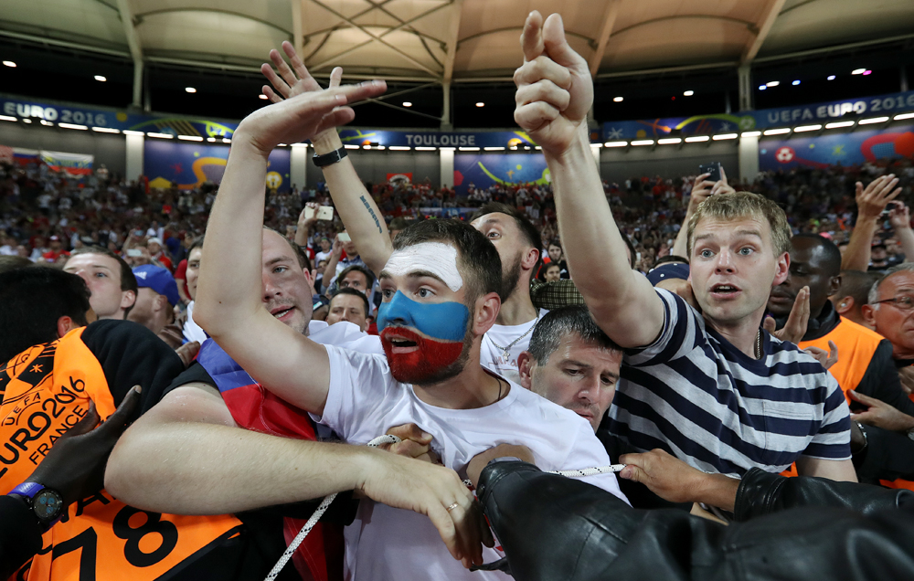 Tifosi russi durante la partita Russia-Galles, dove la squadra di mister Slutskij è stata battuta ed eliminata dagli Europei di calcio.