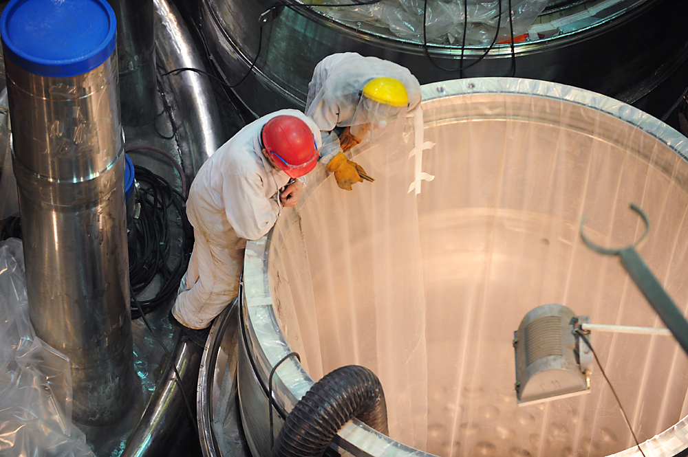 Dua orang pekerja tengah memeriksa pembangunan reaktor di unit daya BN-800 di PLTN Boyarskaya.