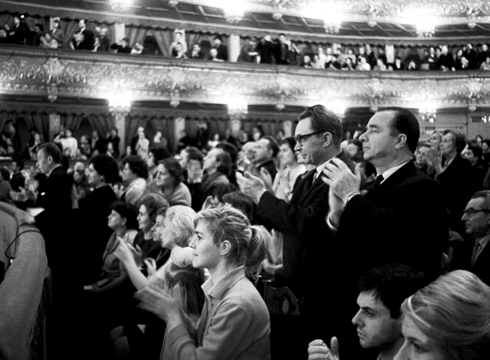 Standing ovation al termine di uno spettacolo al Teatro Bolshoj di Mosca durante il periodo sovietico.