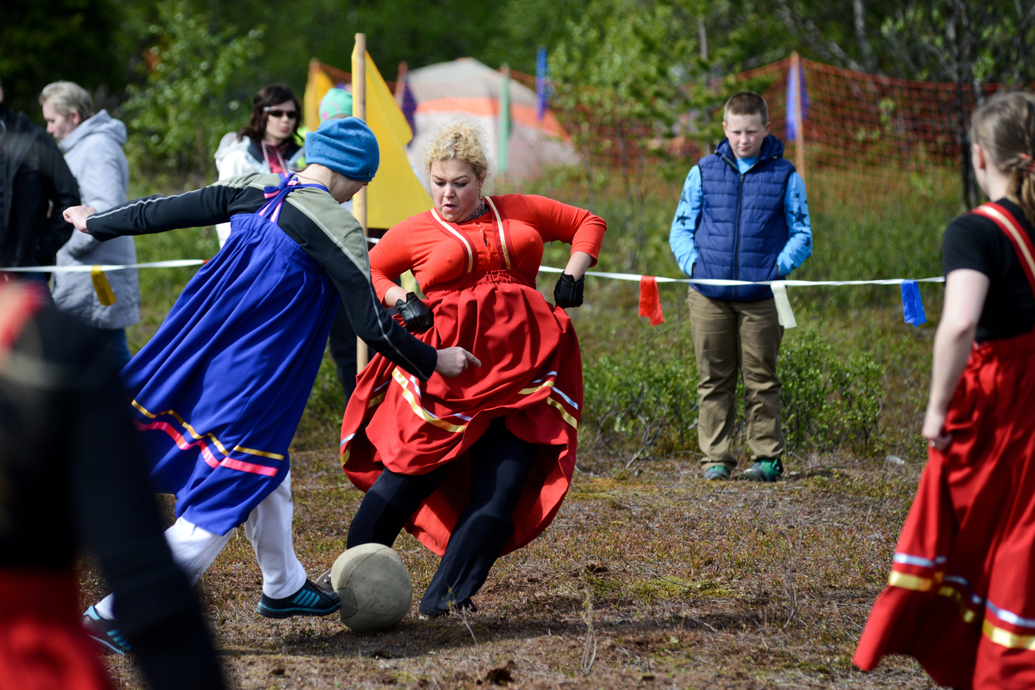 Se nel calcio tradizionale il portiere può fermare la palla con il proprio corpo, nella versione Saami la può intercettare anche con l’ampia gonna