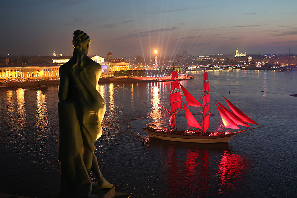 Бригът Tre Kronor във водите на Нева по време на празника „Алените платна“ по повод абитуриентския бал в Петербург.
