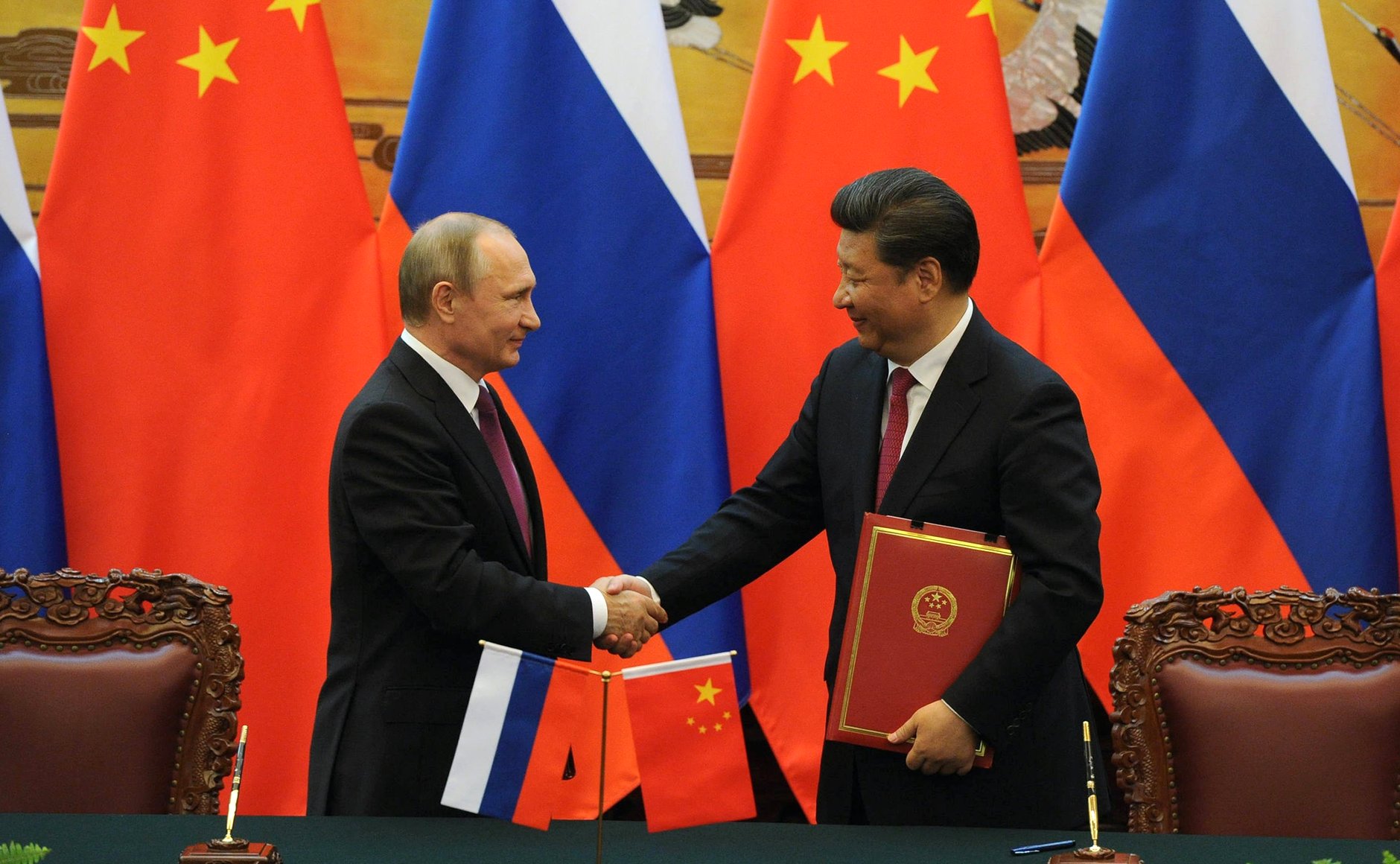 Presiden Rusia Vladimir Putin (kiri) dan Presiden Tiongkok Xi Jinping. 