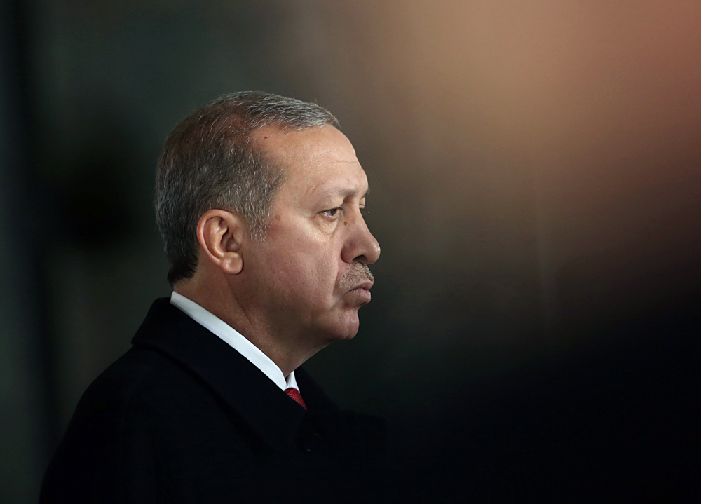 Претседателот на Турција Реџеп Таип Ердоган стои во мавзолејот на основачот на Турција Мустафа Кемал Ататурк во Анкара. 